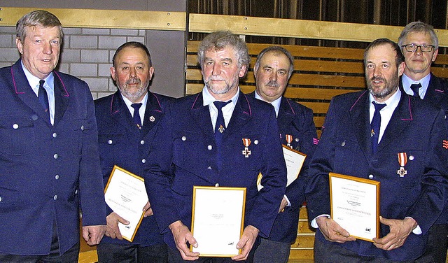 Verdiente Feuerwehrleute (v. li.): Wer...in, Karl-Heinz Mder und Gnter Lenke   | Foto: ines bode