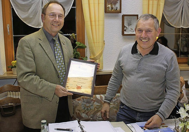 Mit Rolf Hempel (rechts) wurde wegen b... Rinklin berreichte ihm die Urkunde.   | Foto: christa rinklin