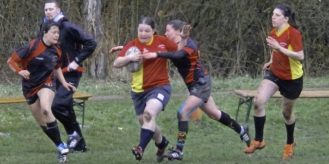 Dynamik, Dreck und Schwei: Frauen-Rugby auf dem Gelnde bei Hugstetten   | Foto: Benedikt Hecht