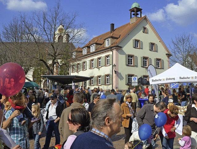 Beim verkaufsoffenen Sonntag wird es eng in der Fugngerzone in Kirchzarten.   | Foto: Markus Donner