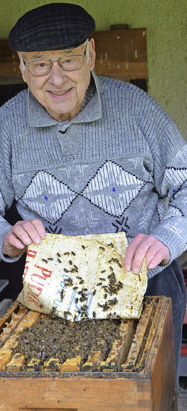 Gerhard Sehringer (85) ist schon fast sein ganzes Leben lang Imker.  | Foto: Sigrid Umiger