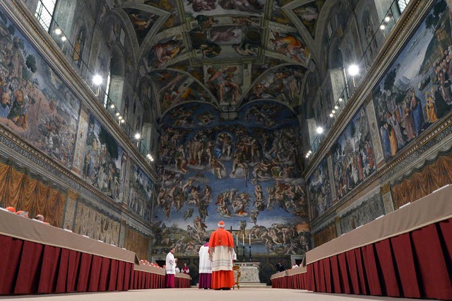 Keine Entscheidung im ersten Wahlgang:...Kardinle in der Sixtinisches Kapelle.  | Foto: dpa