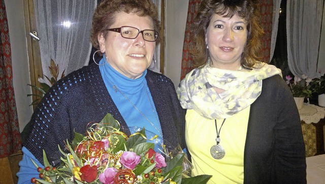 Stefanie Kaiser (rechts) ehrte Claudia...zugehrigkeit im Edeka-Markt Fechtig.   | Foto: Privat