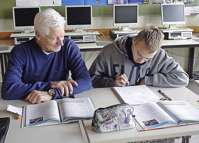 Ein Lernpate mit einem Schler bei der...er Bernhard-Galura-Schule Herbolzheim.  | Foto: Galura-Schule