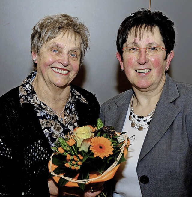 Vorsitzende Johanna Hug dankt Frieda V...tivitt im Kirchenchor St. Sebastian.   | Foto: Horst Dauenhauer