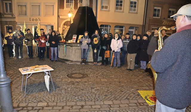 Mit meditativer Musik auf dem Saxophon...t Rainer Wahl auf die Mahnwache  ein.   | Foto: Bernd Fackler