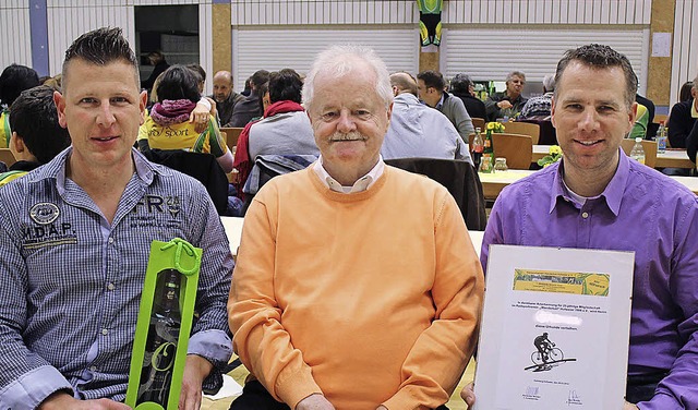 Albert Gppert (Mitte) bekam vom zweit...Alexander Wrter Urkunde und Prsent.   | Foto: verein