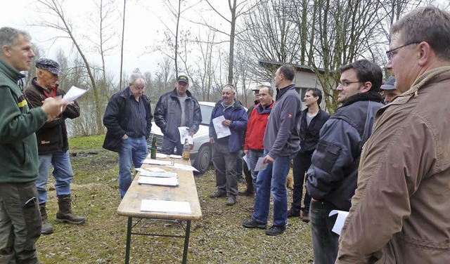 Leiteten die Schlagraumversteigerung i... Hepfer und Ortsvorsteher Hans Rudolf   | Foto: dieter fink