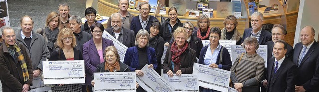 Volksbank-Spendenbergabe an Vertreter von 27 Grundschulen  | Foto: Sylvia-Karina Jahn