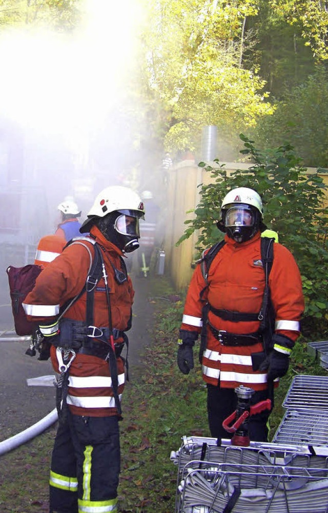 Oft  muss die Feuerwehr  unter Atemsch...ng der Herdermer Wehr im Herbst 2012.   | Foto: Hans Sigmund