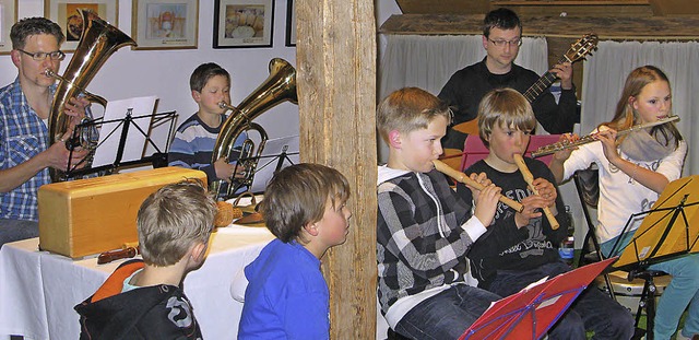 Auf verschiedenen Instrumenten musizie...hler der Lohmhle bei einem Vorspiel.  | Foto: Ulrike Spiegelhalter