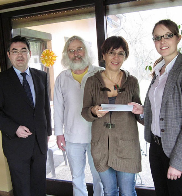 Norbert Lange, Klaus Schober, Ursula M...z (von links) bei der Spendenbergabe   | Foto: voba