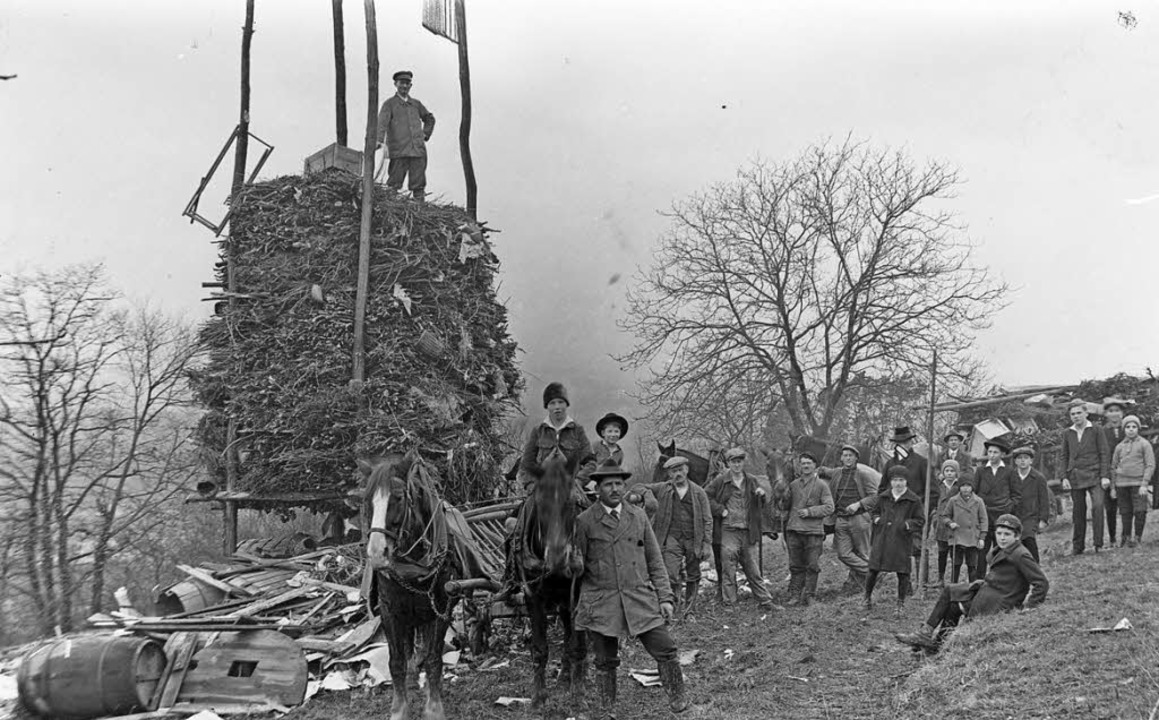 Die Errichtung eines Fasnachtsfeuers in den 1930er Jahren.   | Foto: Privat