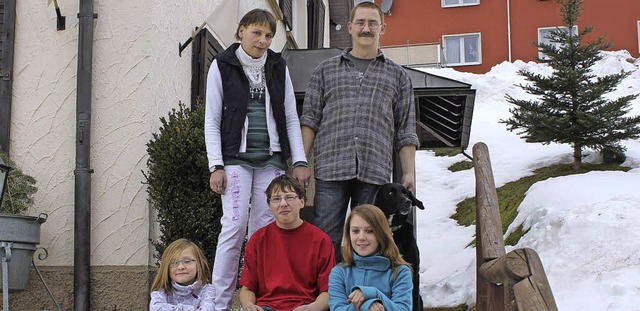 Stefan Huggle und seine Familie sind in das Eisenbacher Pfarrhaus eingezogen.   | Foto: GERT BRICHTA