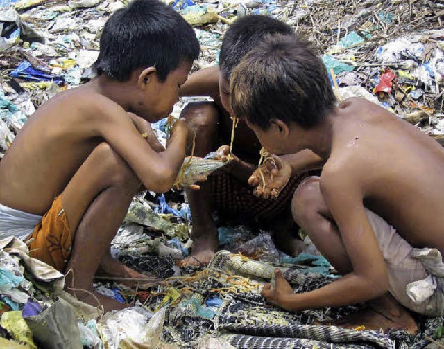 Kinder essen auf einer Mllhalde in Myanmar.   | Foto: DPA