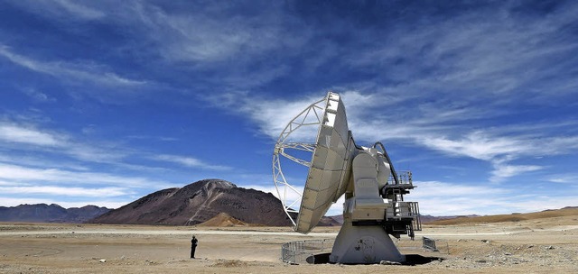 Eine der 66 Antennen von Alma in der Atacama-Wste.   | Foto: AFP