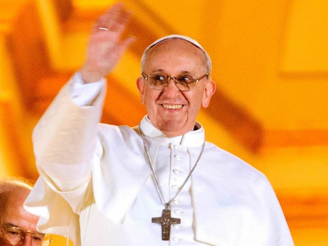 Kardinal Bergoglio winkt am 13. Mrz 2...apst Franziskus im Vatikan vom Balkon.  | Foto: dpa