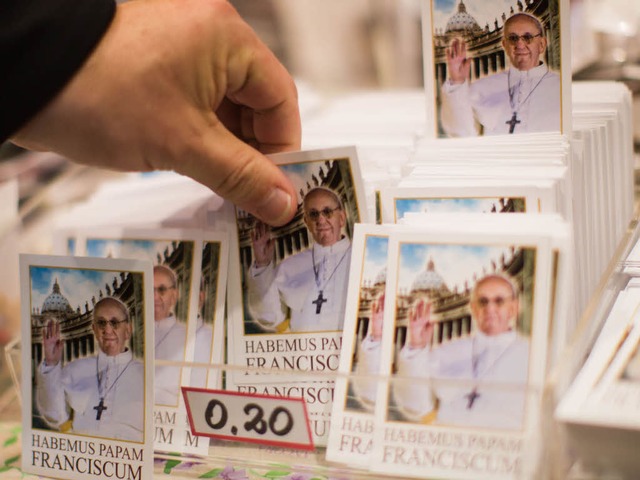 Kaum ist Franziskus im Amt, luft das Geschft mit Devotionalien.  | Foto: dpa