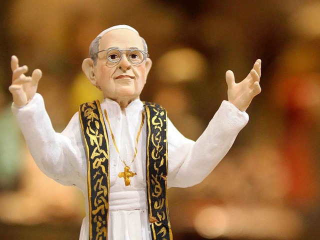 Macht sich gut auf dem heimischen Fernseher: der neue Papst als  Devotionalie.  | Foto: dpa