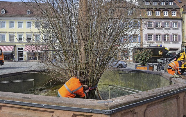 Brunnen auf dem Marktplatz kriegt Frhjahrsschmuck  | Foto: Sylvia-Karina Jahn