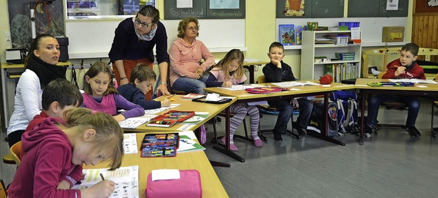 Vormittags im Klassenverband, nachmitt...ppen: Unterricht in der ersten Klasse.  | Foto: Walser