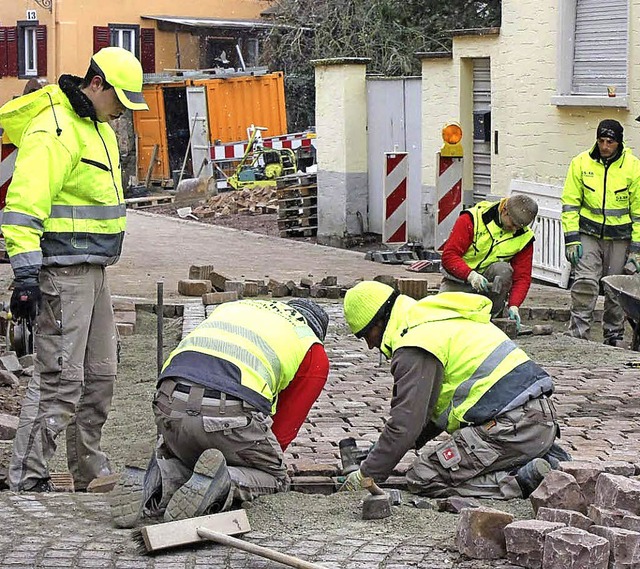 Die Pflasterarbeiten schreiten voran.   | Foto: Ulrike Hiller