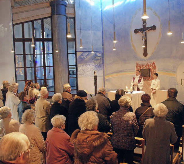 Etwa 40 Besucher kamen zum Werktagsgot... Papst Franziskus in ihre Gebete ein.   | Foto: Lauber