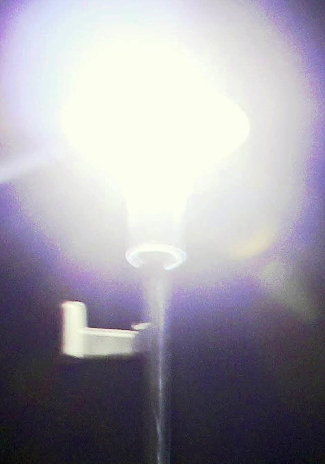 Energiesparend sind LED-Lampen, aber s...ude von Anwohnern &#8211; sehr grell.   | Foto: BZ