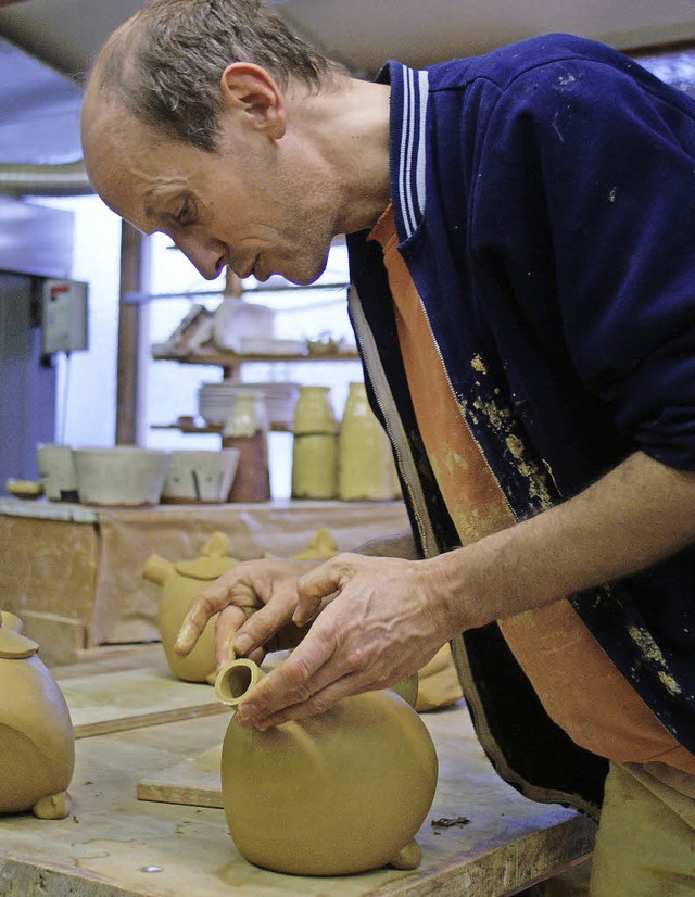 Der Tpfer Johannes Peters in seiner Werkstatt.   | Foto: Christian John