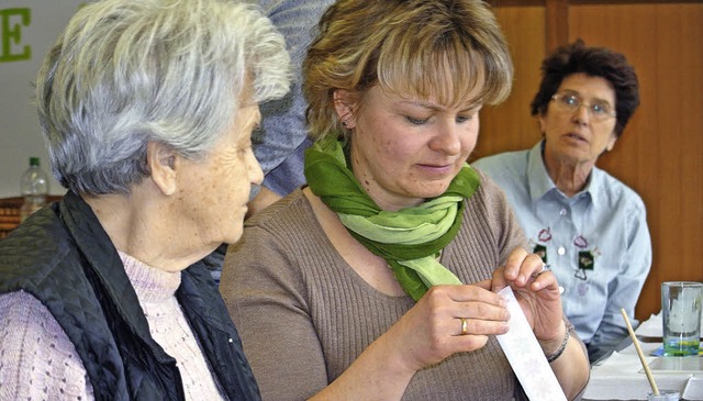 Betreuerin Diane Schumacher (Mitte) in der Demenzgruppe   | Foto: Maier
