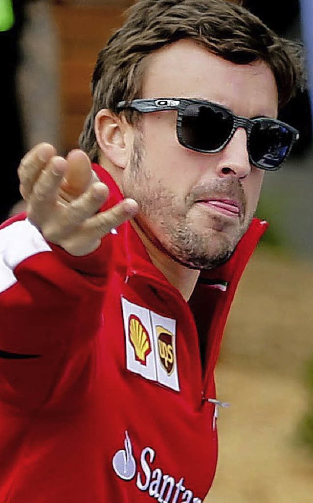 Der Spanier Fernando Alonso (links) gi...dagegen sind Psychospielchen zuwider.   | Foto: dpa