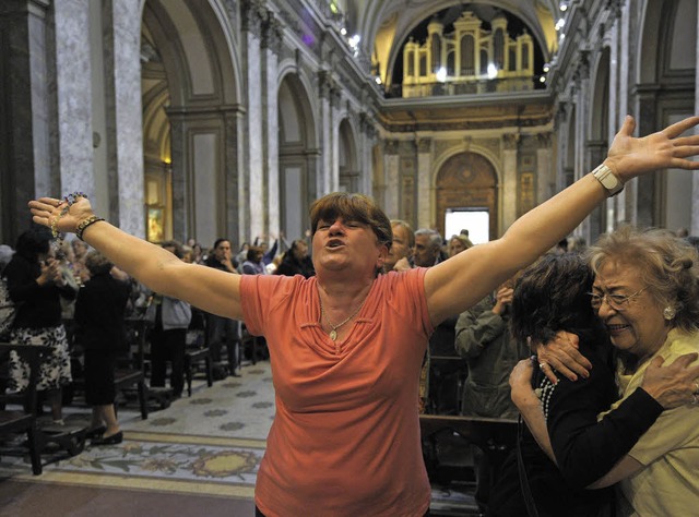 Whrend einer Messe in der Kathedrale ... Aires brach spontan Begeisterung aus.  | Foto: afp (2)/dpa