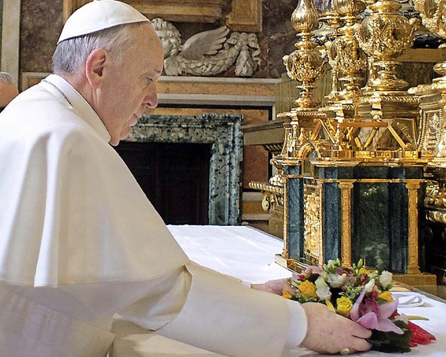 Papst Franziskus legt am Donnerstag  i...silika Santa Maria Maggiore Blumen ab.  | Foto: dpa