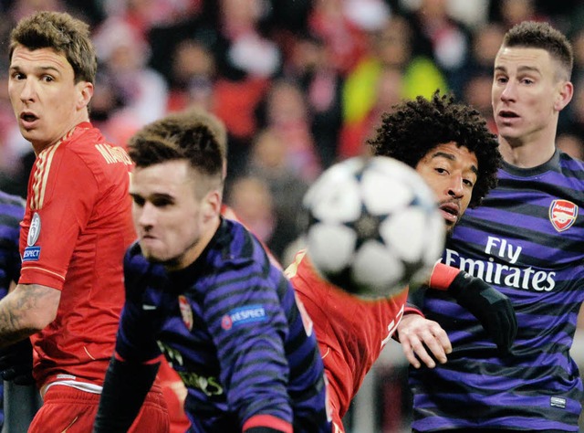 Wo ist der Ball? Mario Mandzukic, Carl...en Bayern Mnchen und Arsenal London.   | Foto: dpa