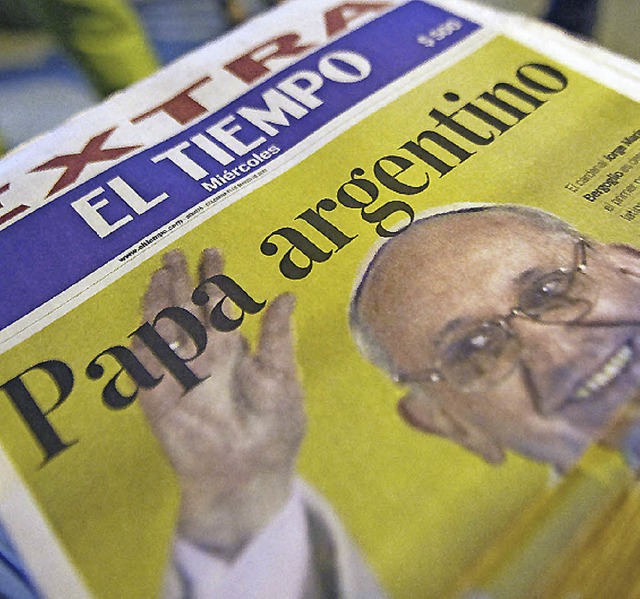 Viele Zeitungen in Sdamerika feierten den neuen Papst mit einer Extraausgabe.   | Foto: AFP