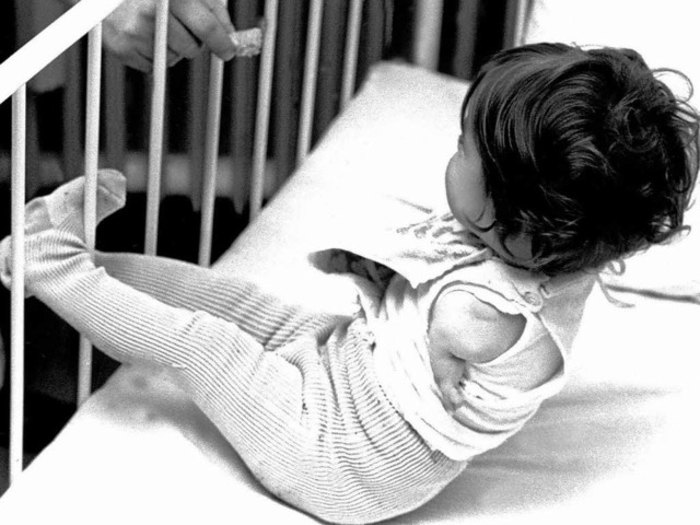 Contergangeschdigtes Kind in einem Krankenhaus in Hannover   | Foto: DPA