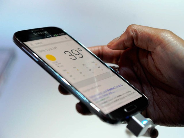 Mit Samsungs neuem Galaxy S4 kann man ...tern, ohne den Bildschirm zu berhren.  | Foto: AFP