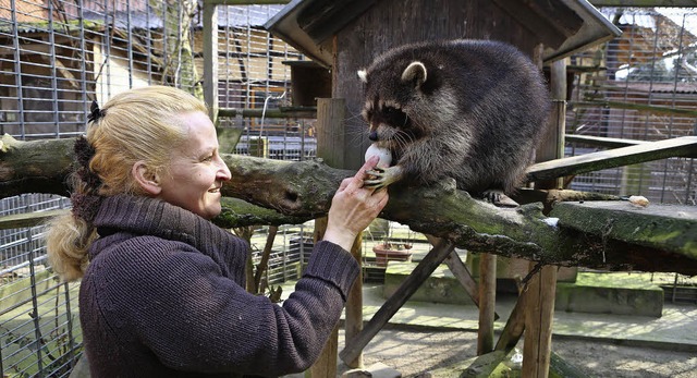 Mitarbeiterin Annett Reinhardt mit dem...von Tierqulerei nachgehen zu knnen.   | Foto: Christoph Breithaupt