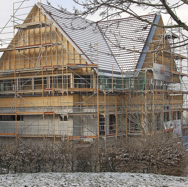 Das neue Gemeindehaus vom Kirchberg aus gesehen   | Foto: Frank Kiefer