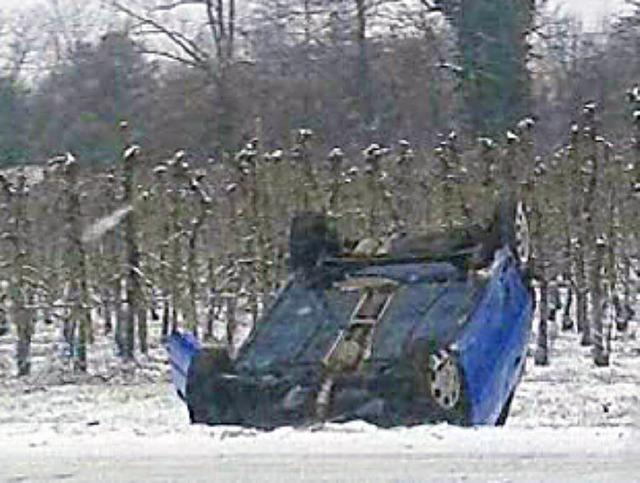 Es ist noch glatt: Kopflandung auf der B 294 zwischen Denzlingen und Waldkirch.   | Foto: Guido Schultis