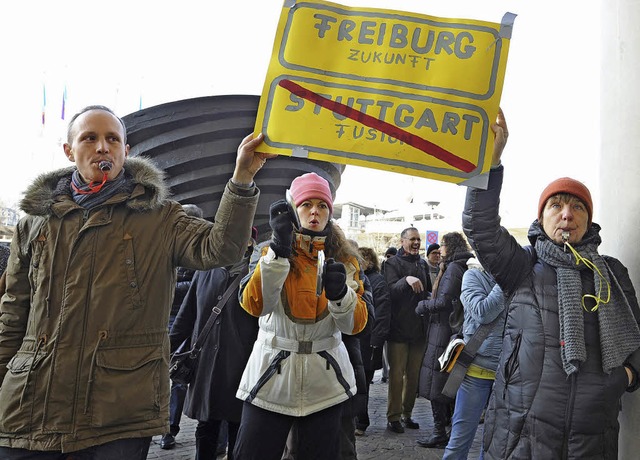 Gegen die SWR-Orchesterfusion &#8211; ...tuttgart: Protest vor dem Konzerthaus   | Foto: Eggstein