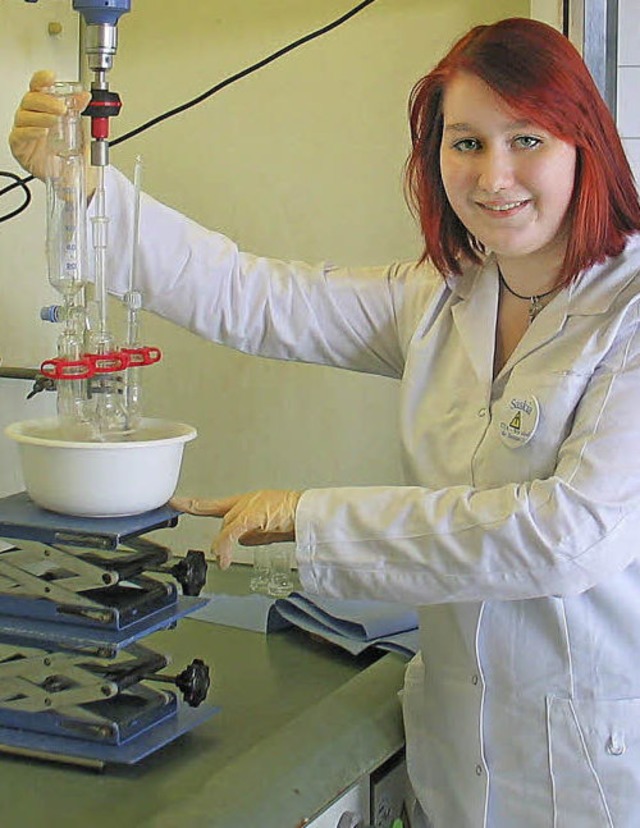 Im Labor prft Saskia Beckert die Lsu...in oranger  Farbstoff entstehen soll.   | Foto: Eva Weise