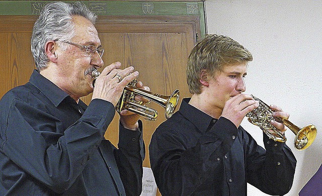 Aurel Manciu (links) und Tim Schellenb...aldi-Konzert fr 2 Piccolo-Trompeten.   | Foto: Weiss