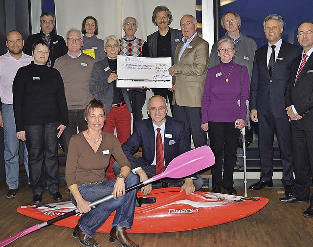 Gruppenbild mit Vereinsvertretern und knallrotem Boot   | Foto: Barbara Ruda