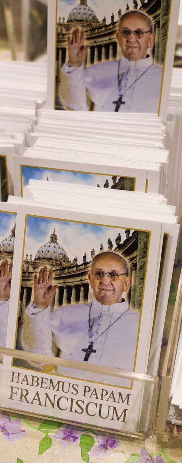 Erste Bildchen mit dem neugewhlten Pa...ts am Donnerstag am Vatikan verkauft.   | Foto: Michael Kappeler/dpa