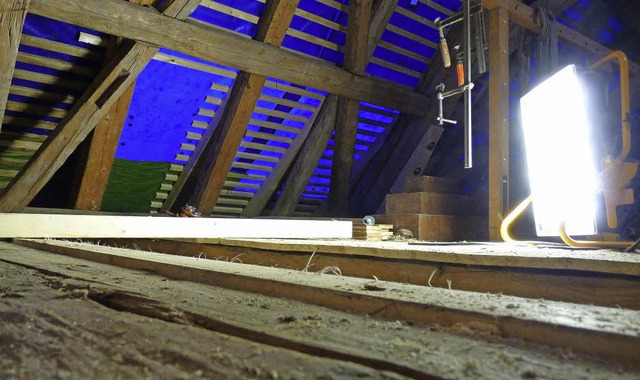 Der Dachstuhl erhlt nicht nur neue Ba...Jahren verlngern, sagt der Architekt.  | Foto: Dirk Sattelberger