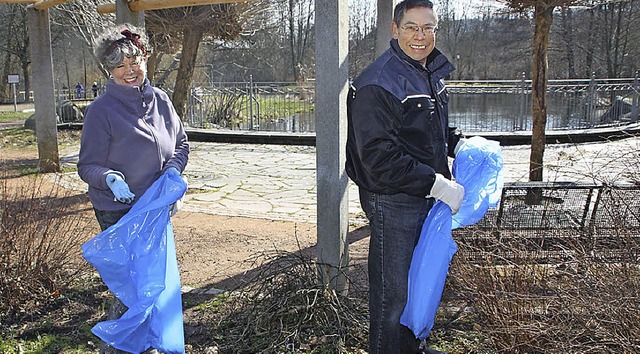 Gut gelaunt machten sich die fleiigen...m Ludingarten an ihr ntzliches Werk.   | Foto: Jrn Kerckhoff