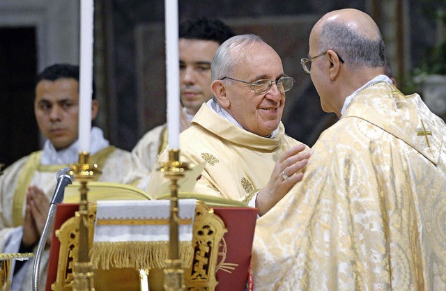 Papst Franziskus (Mitte) bei einer Messe mit den Kardinlen  | Foto: dpa