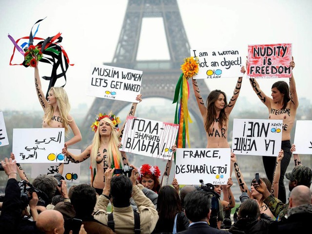 Bilder liefern, und damit die Welt ver...tinnen vor der Kulisse des Eiffelturms  | Foto: dpa