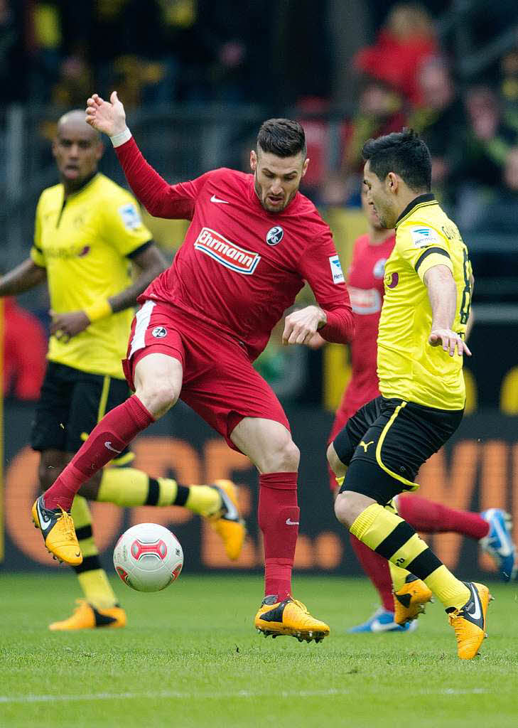 Daniel Caligiuri und Nuri Sahin (r.) im Zweikampf. Sahin erzielte in dieser Begegnung zwei Tore fr den BVB.